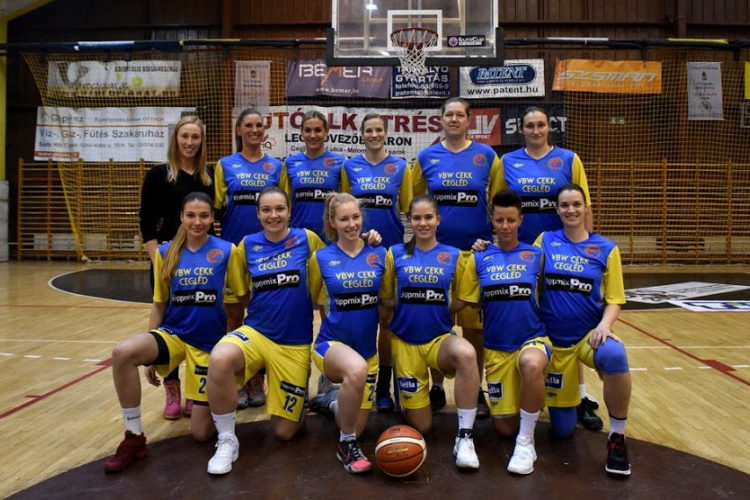 Tovább menetelnek a ceglédi lányok