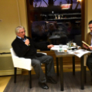 Zenés kávéház a könyvtárban