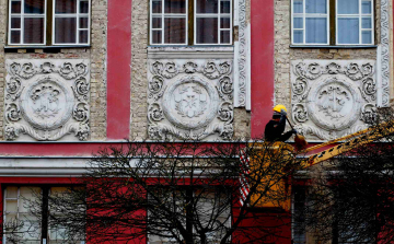 Veszélyessé vált a művelődési ház homlokzata 