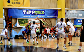 Sztárcsapattal kezdték meg a szezont a kézisek