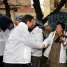 Esőben is kampányoltak Cegléden