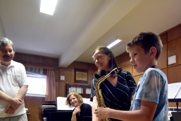 Interaktív hangszerbemutató