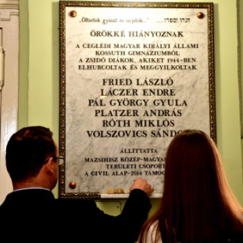 Táblaavató a gimnáziumban