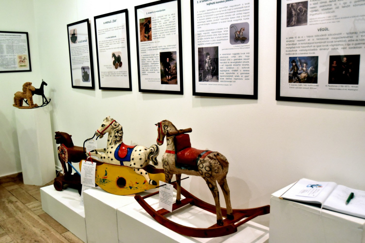 Hintaló kiállítás a Ceglédi Galériában