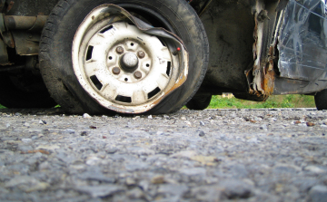 Abonyban autóbalesetezett a Bulibáró