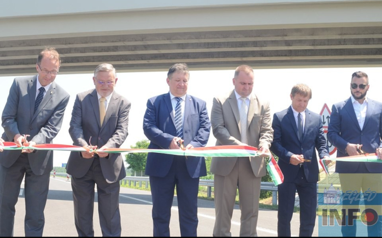 Átadták az M4 gyorsforgalmi út újabb szakaszát