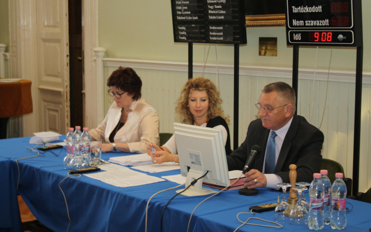 A ceglédi kerékpárosok mellé áll a város