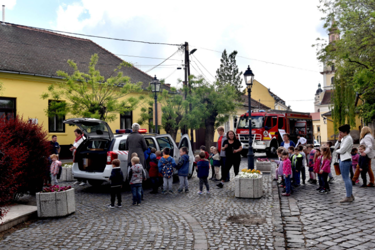 ,,Szirénázó járművek” az Eötvös téren
