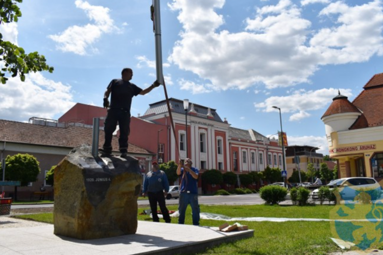 Trianoni emlékmű a Kossuth téren