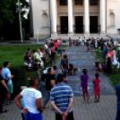 Demonstráció az éjszakai autóversenyzés ellen