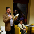 Zenés kávéház a könyvtárban