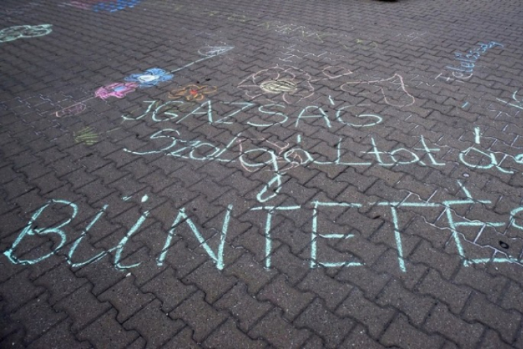 Demonstráció az éjszakai autóversenyzés ellen