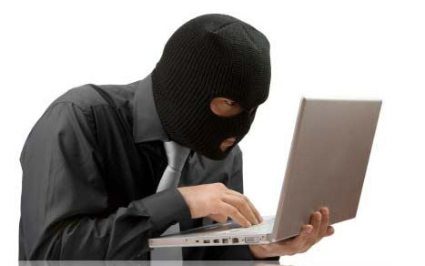 Cegléden tárgyalják az internetes csalók ügyét