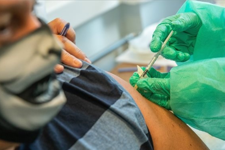 A brit felnőtt lakosság háromnegyedét már beoltották