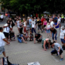 Demonstráció az éjszakai autóversenyzés ellen