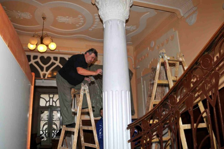 A múzeum lépcsőházának festése