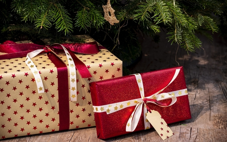 Cipősdobozba rejtett ajándékok