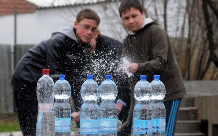 Oltottak, mentettek, építettek