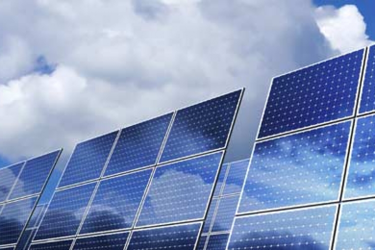 Több mint félmilliárd forint értékben telepítenek napelemeket Tolnában