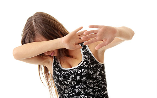 Zaklatta, fenyegette és bántalmazta élettársát egy ceglédi férfi