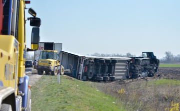 Árokba borult egy sajtot szállító kamion a 4-es főúton