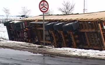 Halálos gázolás, felborult terepjáró, árokba csúszott kamion