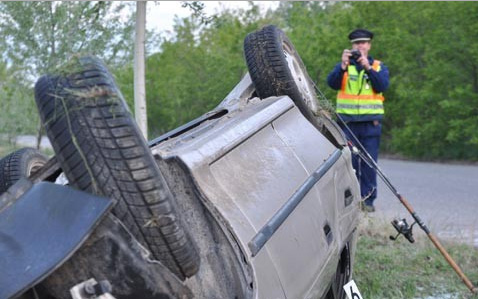 Elvesztette uralmát a jármű felett és árokba borult egy autó