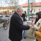 Szegfűvel köszöntötték a hölgyeket