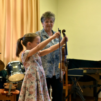 Hangszerbemutató és hangszersimogató a zenesuliban