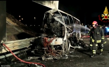 Magyar diákcsoportot szállító busz szenvedett halálos balesetet Olaszországban