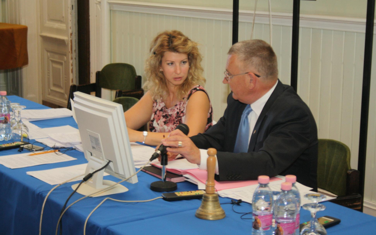 Július 1-től jön a mobilparkolás Cegléden