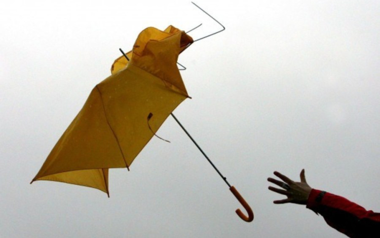 VIGYÁZAT! Viharos erejű szél!