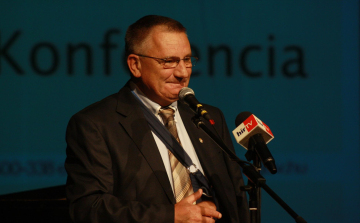 Földi László 1 millió forintot ajánlott fel