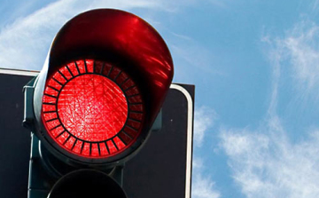 DÖBBENET! Már a jelzőtáblák akkumulátorát IS lopják!