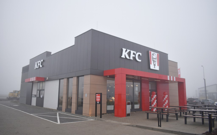 Megnyitott az első gyorsétterem Cegléden