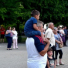 Demonstráció az éjszakai autóversenyzés ellen