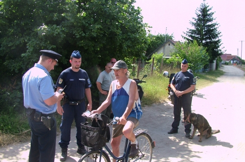 Kutyás rendőrök akcióztak Cegléden