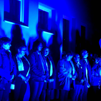 Séta a kékbe borult Autista házhoz