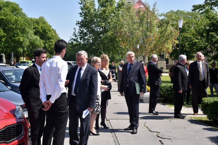 Felavatták az országzászló emlékművet Cegléden