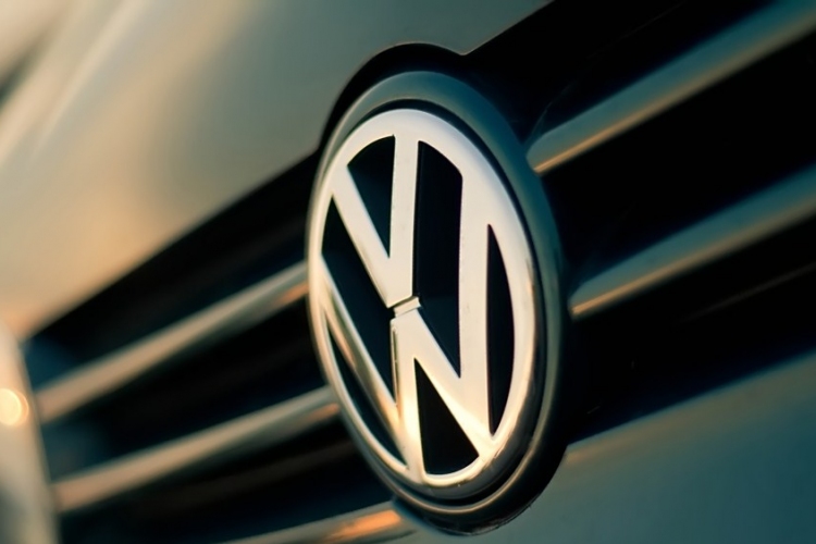 Dízelbotrány - Brüsszel azzal vádolja a Volkswagent, hogy törvényt sértett a tagállamok többségében