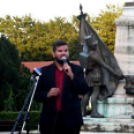 Demonstráció az éjszakai autóversenyzés ellen