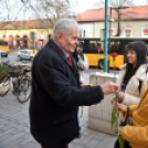 Szegfűvel köszöntötték a hölgyeket