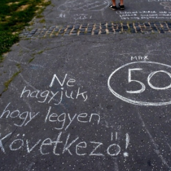 Demonstráció az éjszakai autóversenyzés ellen