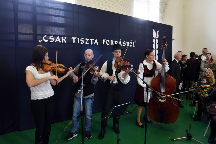 Népdaléneklési verseny Cegléden