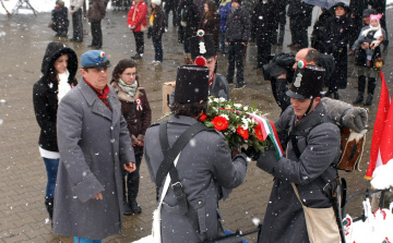 Megkoszorúzták a hóval ellepett Kossuth szobrot