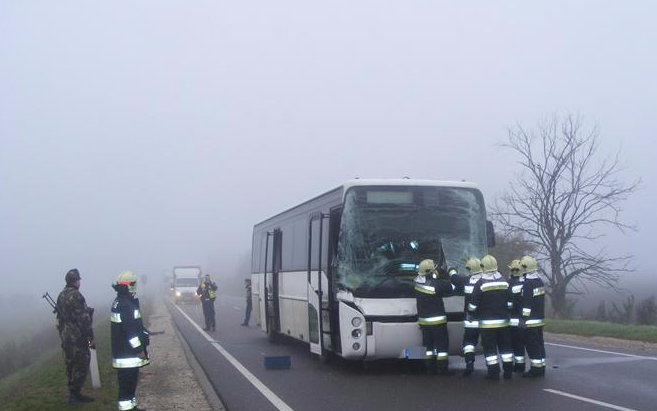 Katonákkal teli busz karambolozott a 4-es főúton