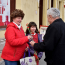 Szegfűvel köszöntötték a hölgyeket