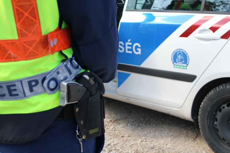 Lerobbant a lopott vashulladékot szállító autó