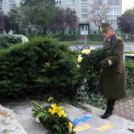 Gyertyagyújtás a hősök emléktáblájánál