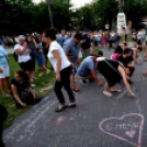 Demonstráció az éjszakai autóversenyzés ellen